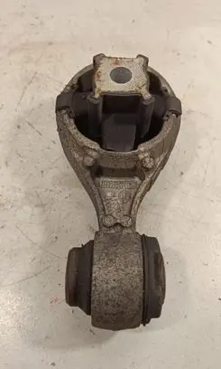 Nissan Qashqai+2 Engine mount bracket