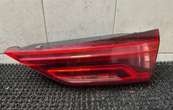 Tailgate rear/tail lights