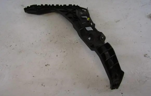 Rear bumper mounting bracket