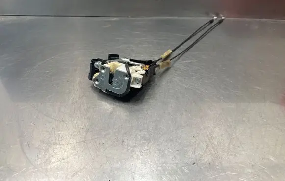 Mitsubishi Outlander Front door lock