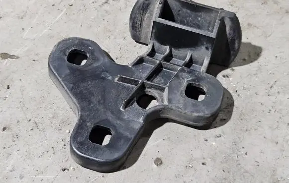 BMW 7 E38 Front bumper mounting bracket 8230513