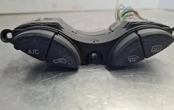 Ford Focus Windscreen/window heater switch 98AG19A945CF 050299
