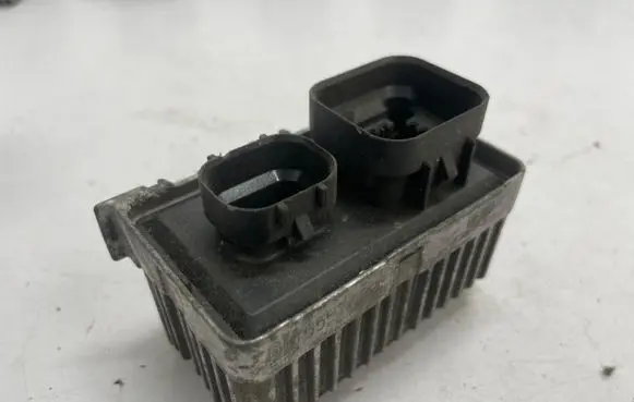 Opel Insignia A Glow plug pre-heat relay 55574293