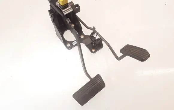 Suzuki Forenza Brake pedal P4042723