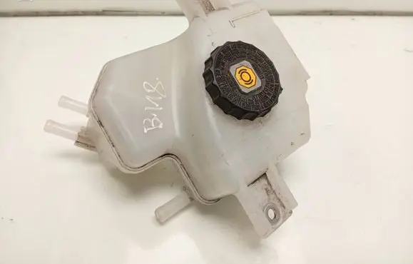 Toyota Yaris XP210 Brake fluid reservoir 
