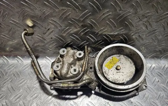 Audi 80 90 B3 Fuel distributor 0438121011 026133353