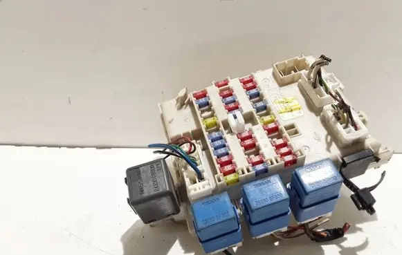 Nissan Almera N16 Fuse module 243505M310