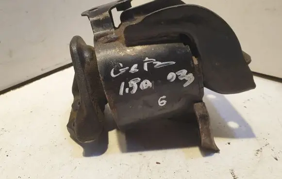 Hyundai Getz Engine mount bracket