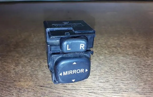 Toyota Corolla E120 E130 Wing mirror switch 183574