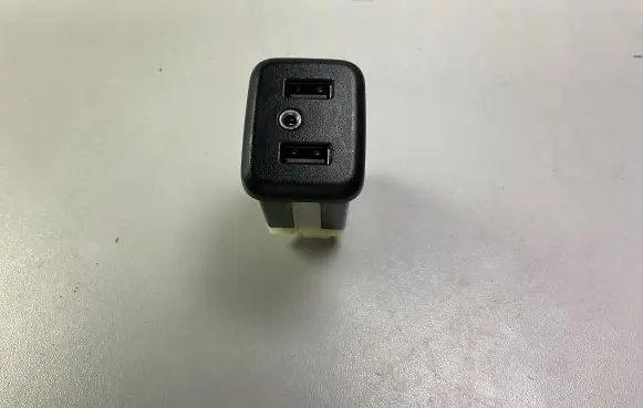 Chevrolet Camaro USB socket connector 13519224 081418