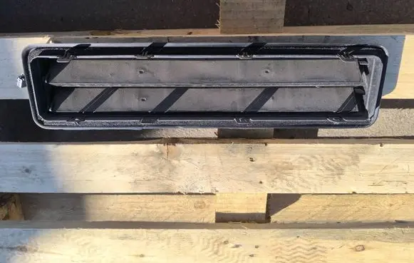 Quarter panel pressure vent