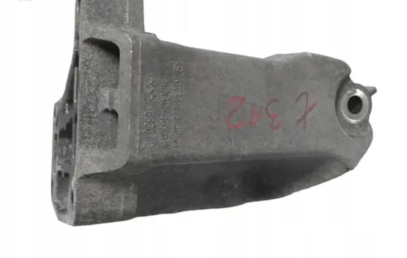 Mercedes-Benz E W212 Engine mounting bracket A6422235204