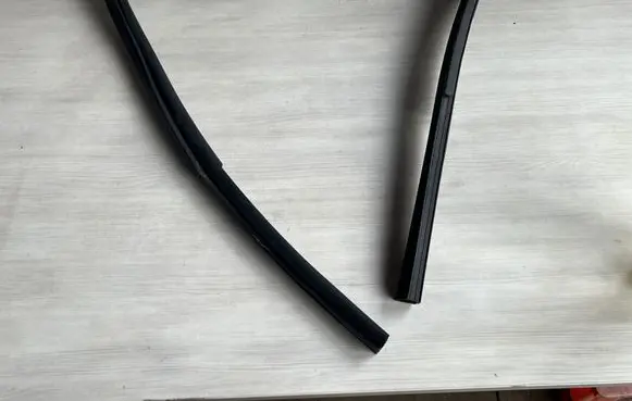 Nissan Navara D23 Rubber seal rear door window/glass 82331