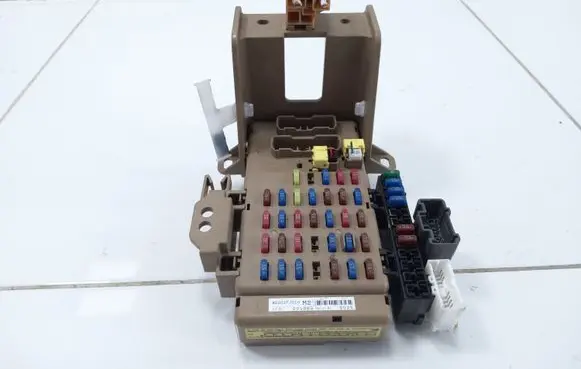 Subaru Legacy Fuse module JB200500N