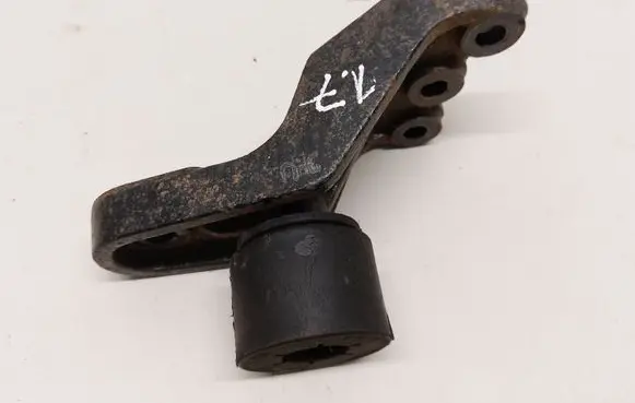 Engine mounting bracket