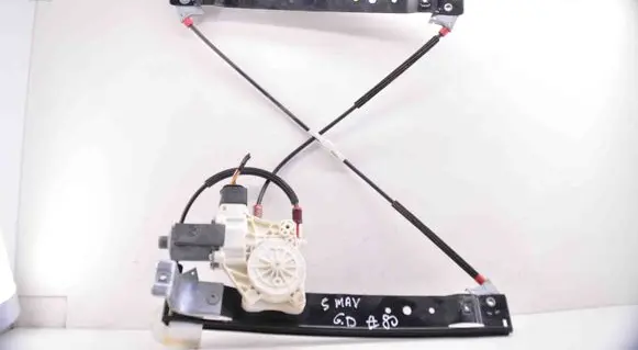 Rear window lifting mechanism without motor