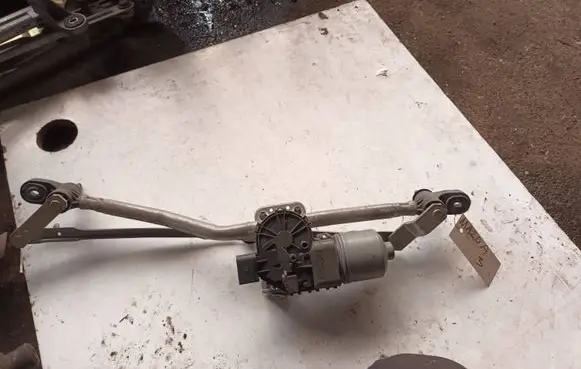 Mazda 3 I Front wiper linkage 