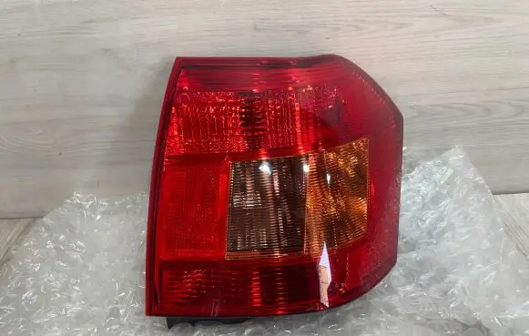 Toyota Corolla E120 E130 Rear/tail lights 81561-13580