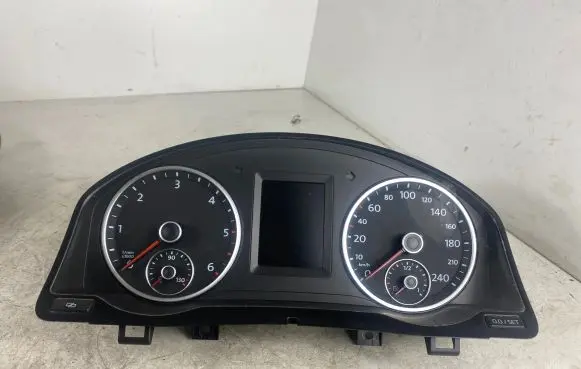 Volkswagen Tiguan Speedometer (instrument cluster) 5N0920882C VD104823 1173936877