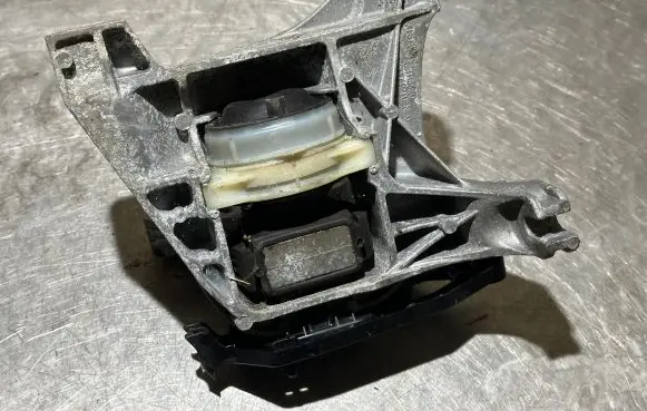 Peugeot 308 Engine mount bracket 4A103720