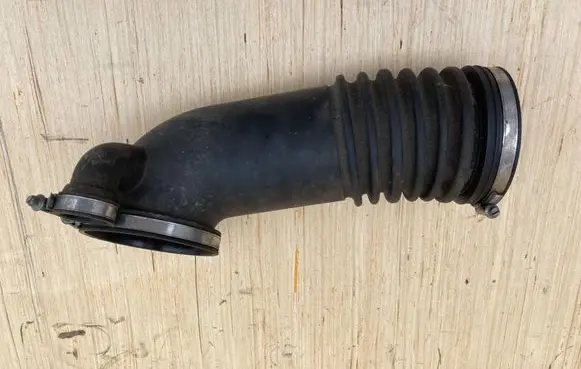 BMW 7 E32 Air intake duct part 1371736060