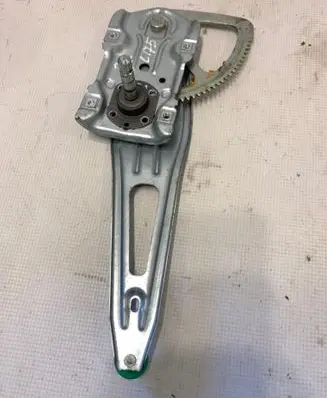 Rear door manual window regulator