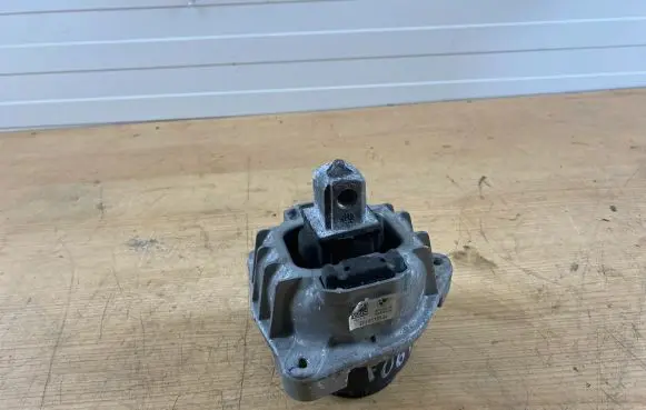 BMW 6 F06 Gran coupe Engine mount bracket 6777371