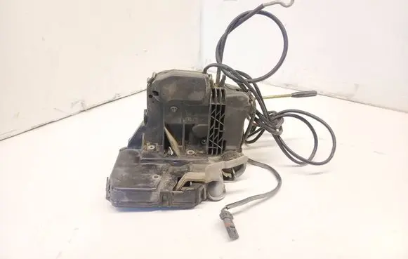 Mercedes-Benz C W203 Front door lock 2037200135