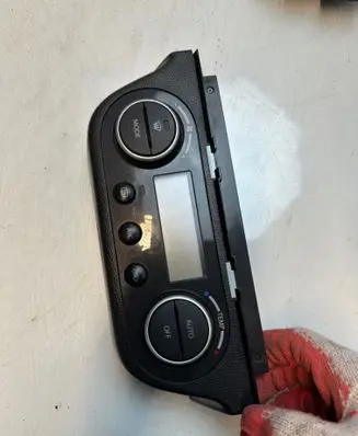 Suzuki Swift I Climate control unit 39510-62j4