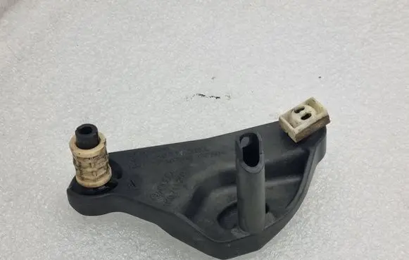 Volkswagen Golf VI Gear shift cable bracket 1K0711202L 1K0711203H