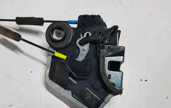 Toyota Avensis T270 Rear door lock 
