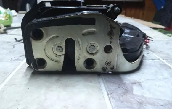 Mazda 626 Front door lock