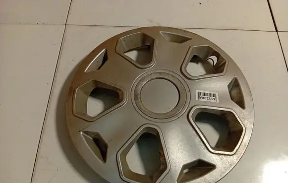 Toyota Yaris R15 wheel hub/cap/trim