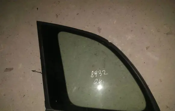 Toyota RAV 4 (XA20) Rear side window