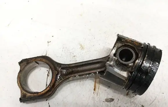 Ford Focus Piston with connecting rod 