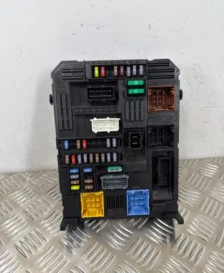 Opel Grandland X Fuse module 9819855580 28550098