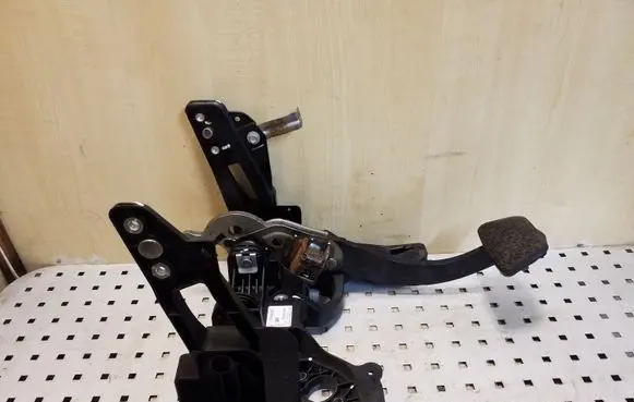 Opel Zafira C Brake pedal 13400087