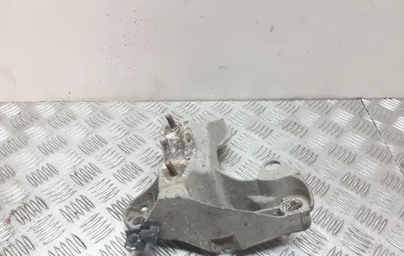 Volkswagen PASSAT B5.5 Engine mounting bracket 8E0199352F