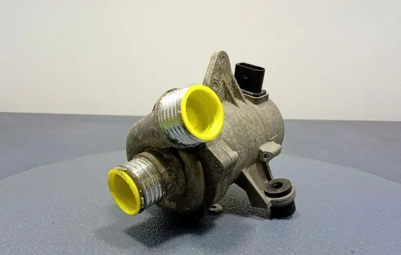 BMW 1 E82 E88 Water pump 7561229