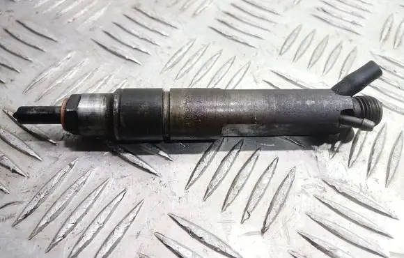 Audi A6 S6 C5 4B Fuel injector 028130201T