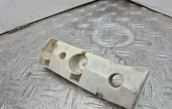 Front bumper mounting bracket