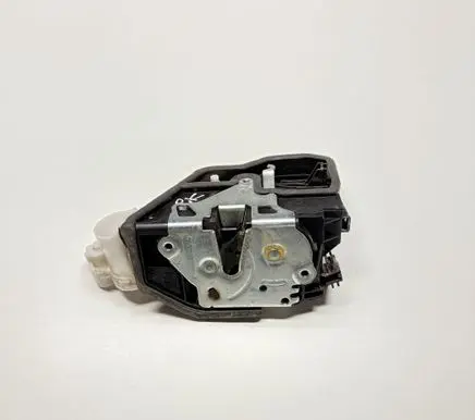 BMW X3 F25 Front door lock 7318409