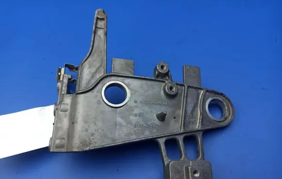 Mercedes-Benz C W204 Air filter cleaner box bracket assembly A6510902241