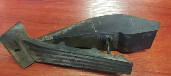 Accelerator throttle pedal