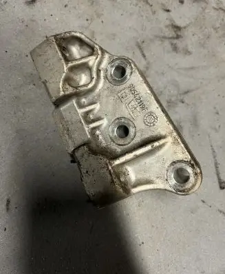 Engine mounting bracket