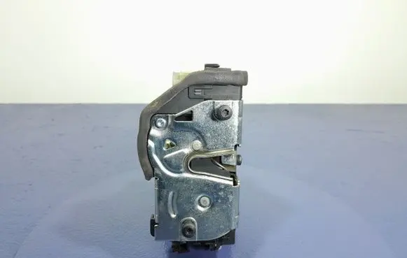 BMW X1 E84 Front door lock 7229471
