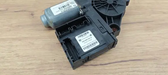 Skoda Octavia Mk2 (1Z) Front door window regulator motor 1K0959793G