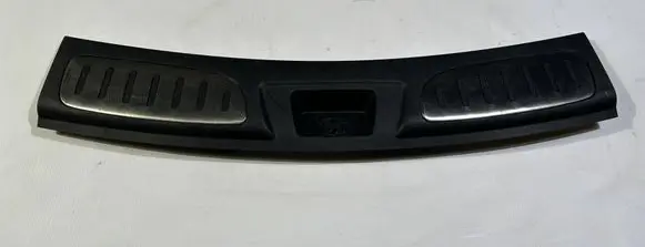 Trunk/boot sill cover protection