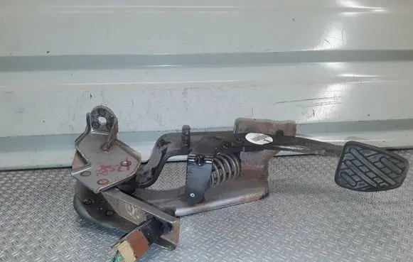Nissan Qashqai Clutch pedal E001050X11