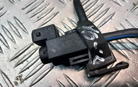 BMW X6 E71 Vacuum valve 1742712 11741742712